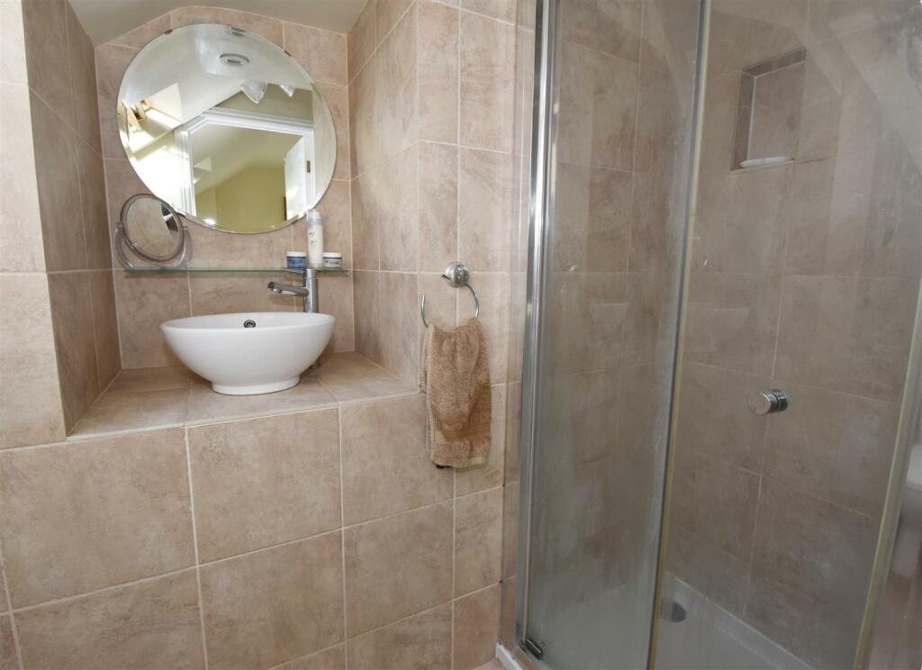 Ensuite shower room.jpg