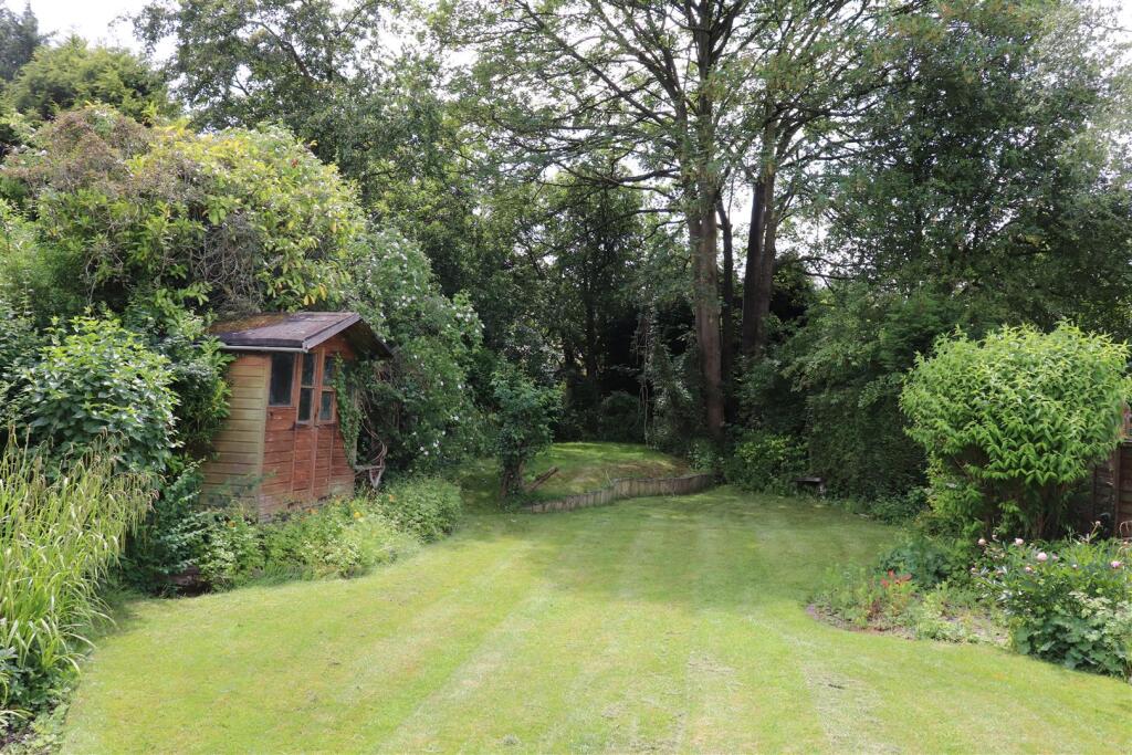 GOOD SIZED REAR GARDEN