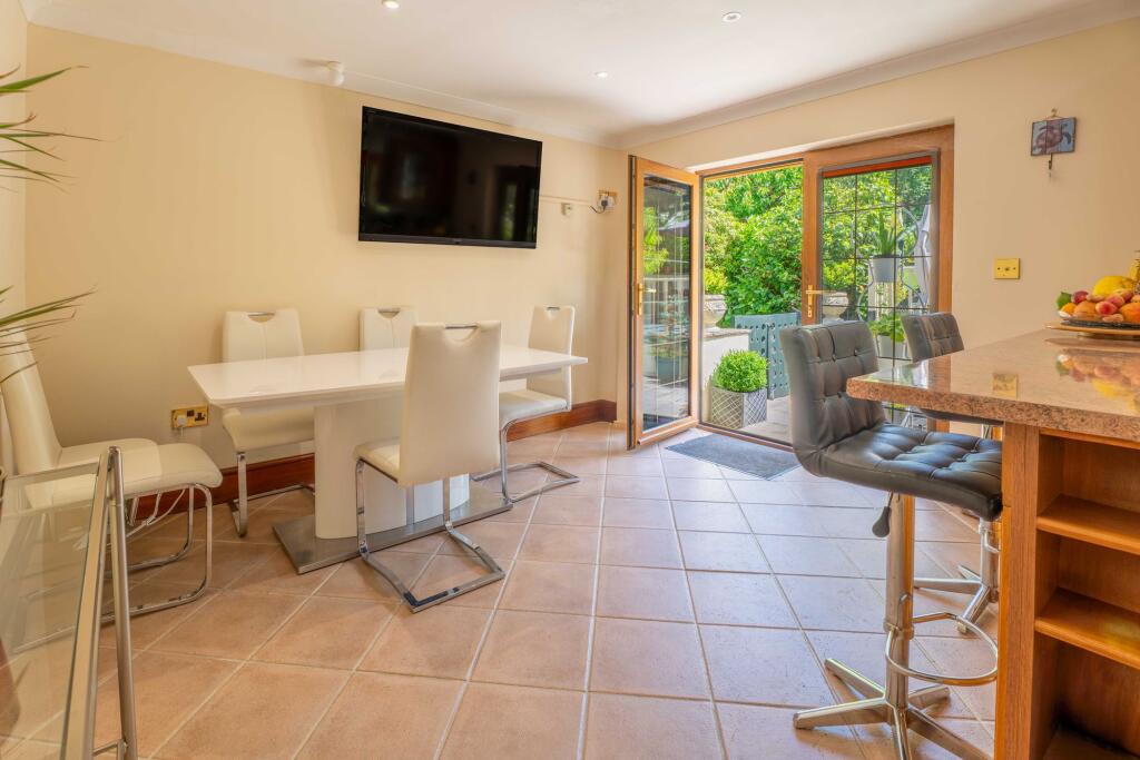 Breakfast/Dining Kitchen