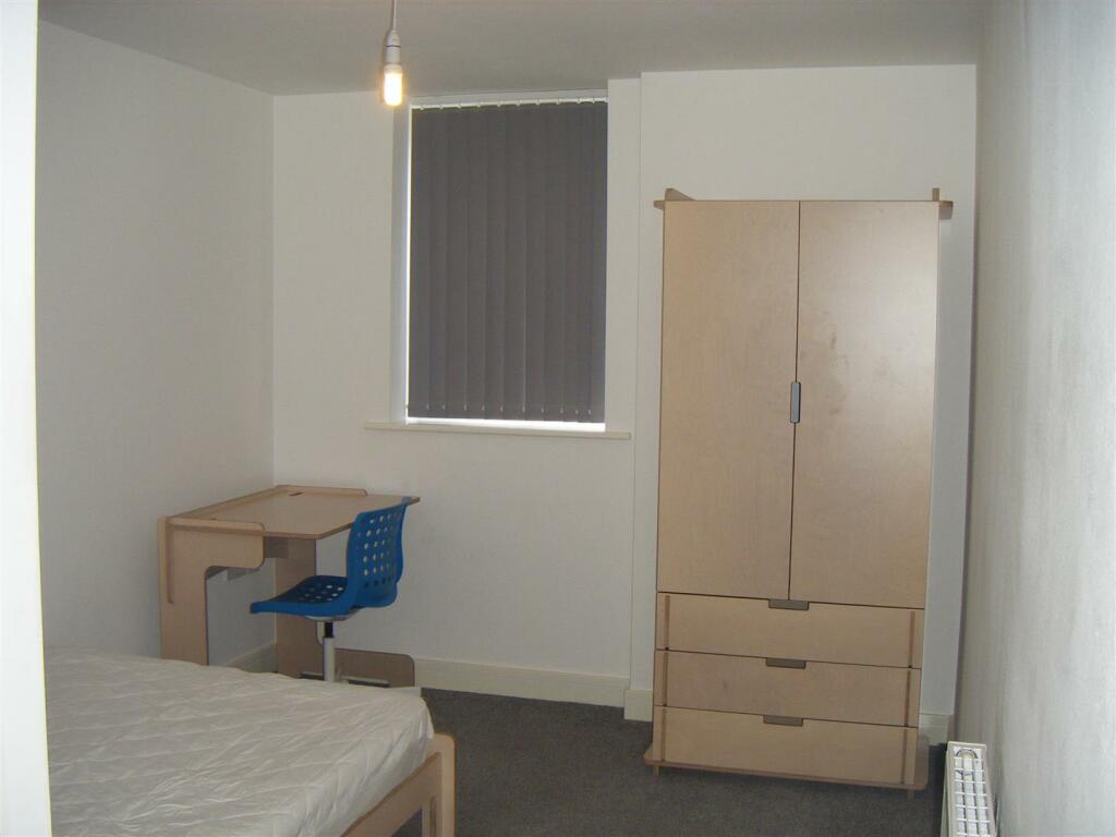 Flat 1 24 Kilbourn St (72).JPG