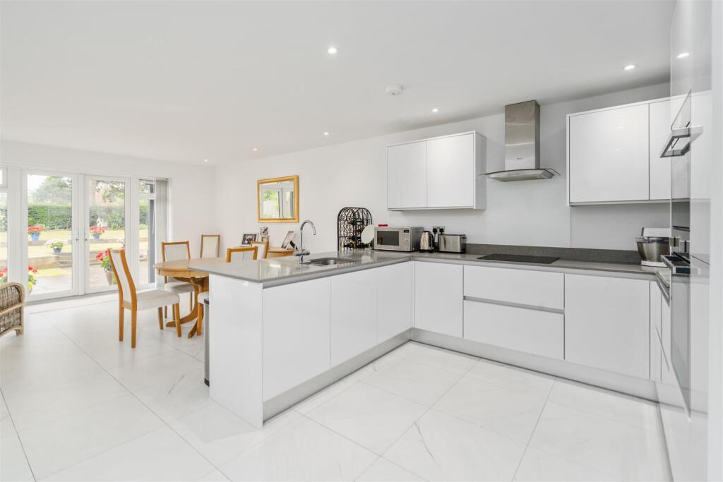 Apt 1 Fairway Lawns Solihull_1.jpg