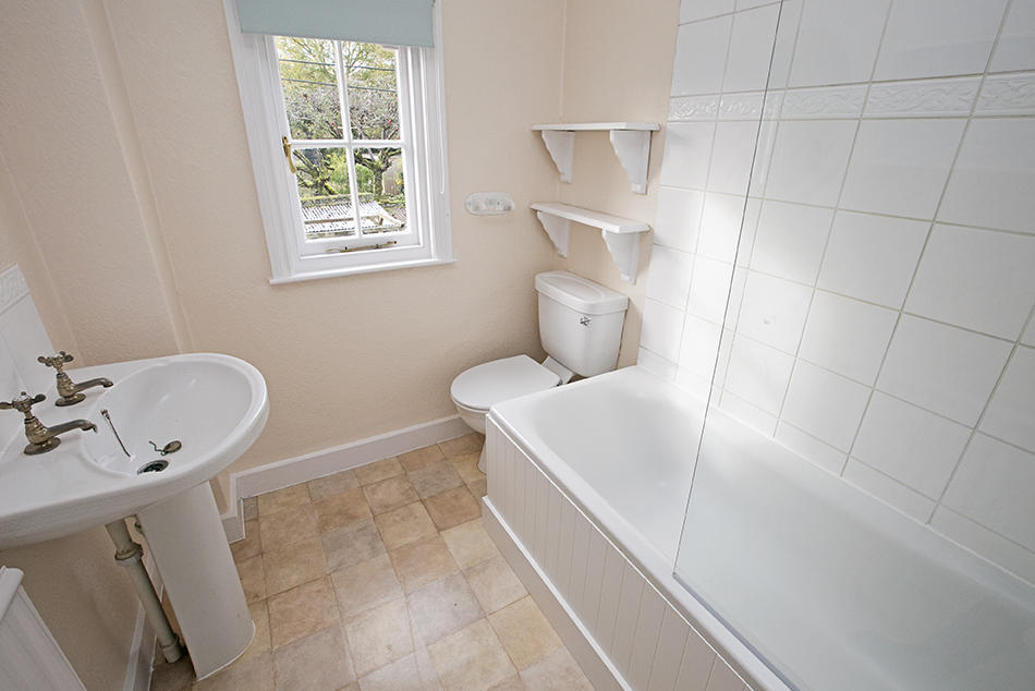 Bathroom off bed 1