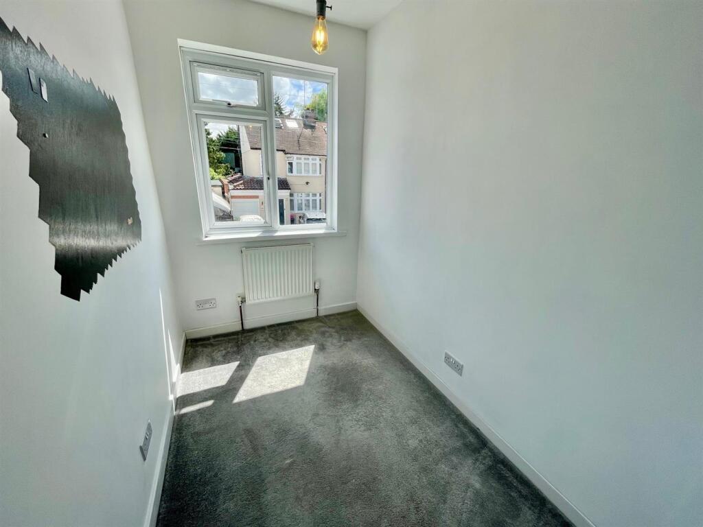 38 Clive Close Bed 3.jpg