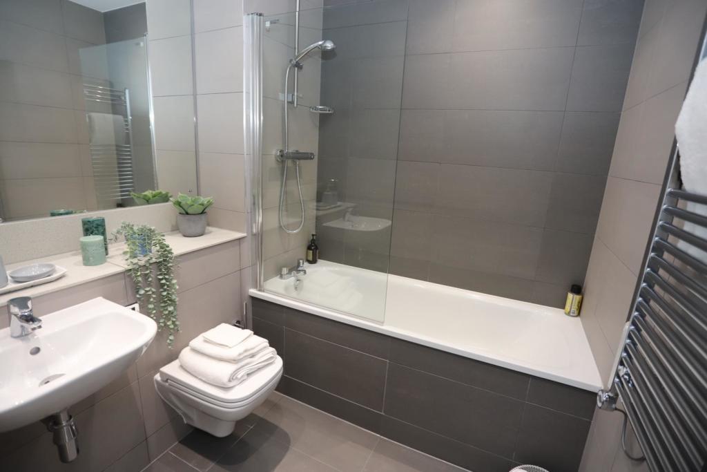 Right Hand Bath.JPG