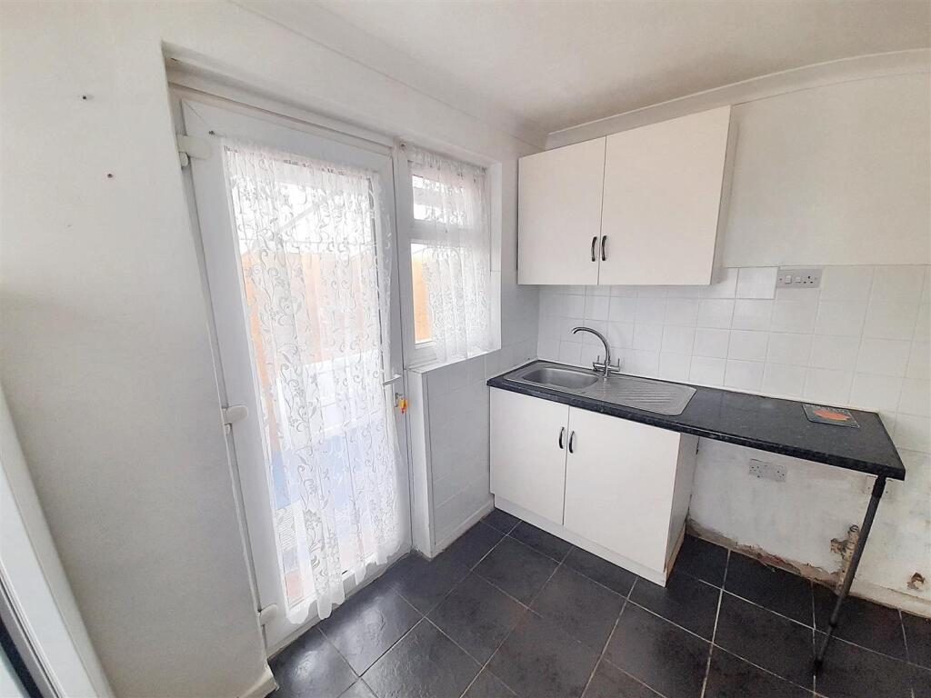 Kitchen 1 new.jpg