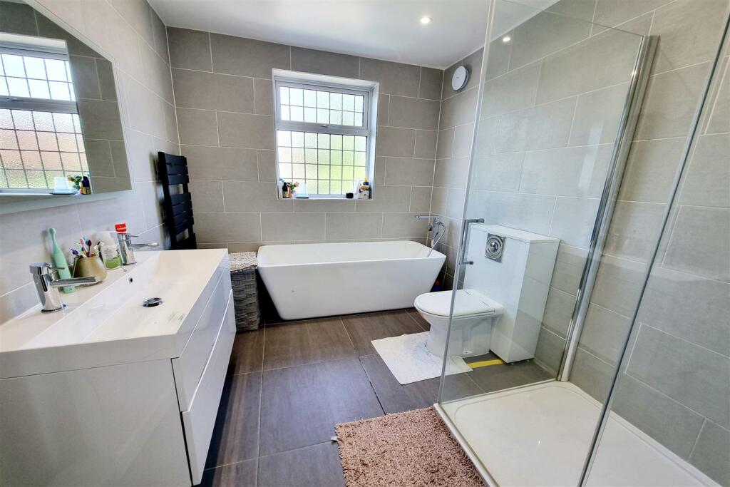 LUXURY BATHROOM: