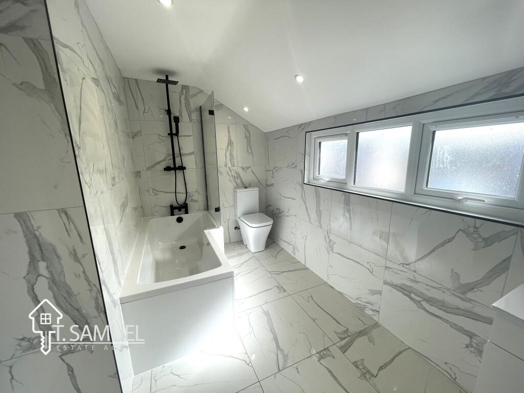 Bathroom 1.JPG