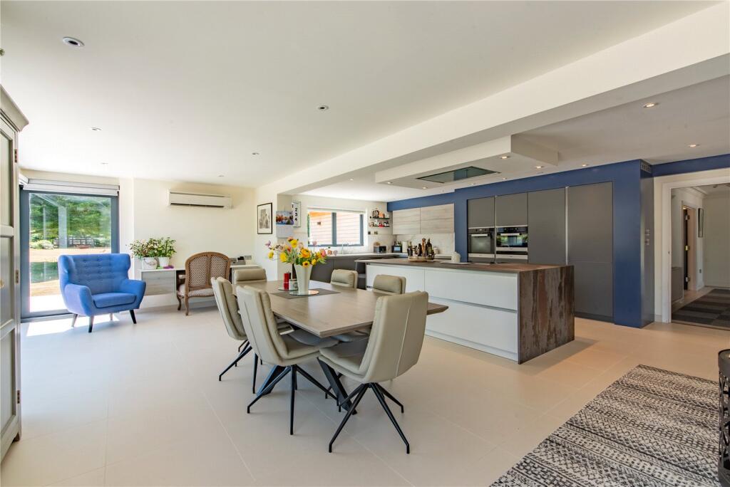 Dining/Kitchen Area