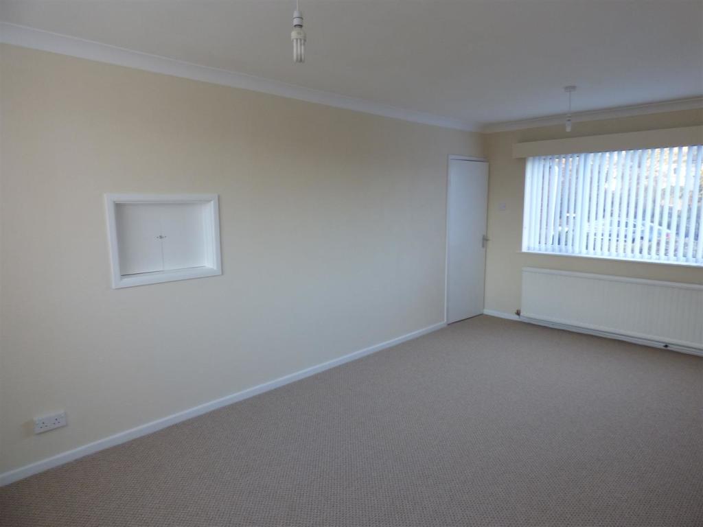 Living room   .JPG
