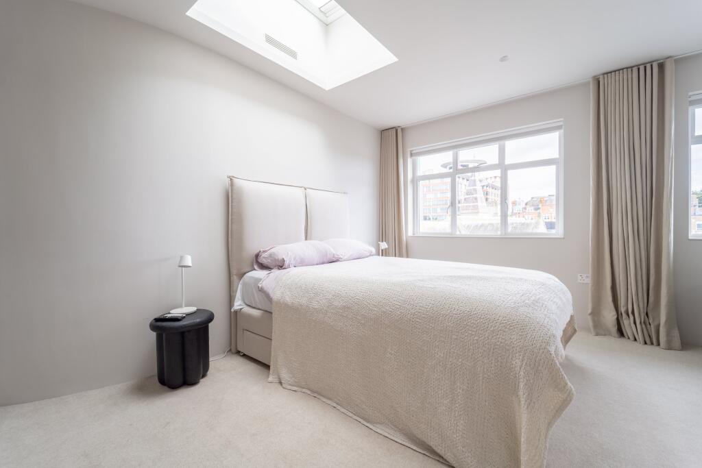 The Penthouse, Brist