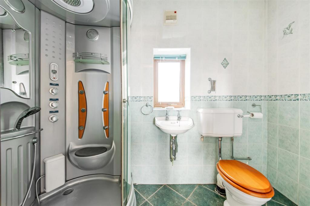EN-SUITE SHOWER ROOM