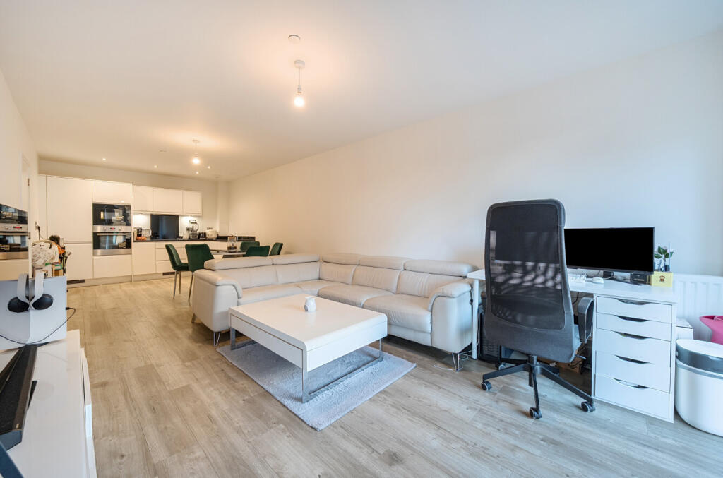 1369995-10-68fba4...