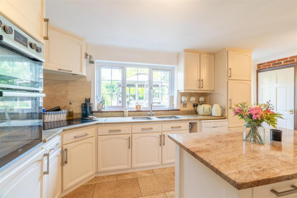 Kitchen/Breakfast /Entertainment Room