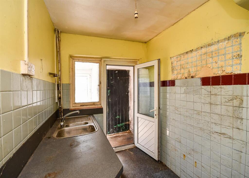 22 Common Road - Kitchen.jpg