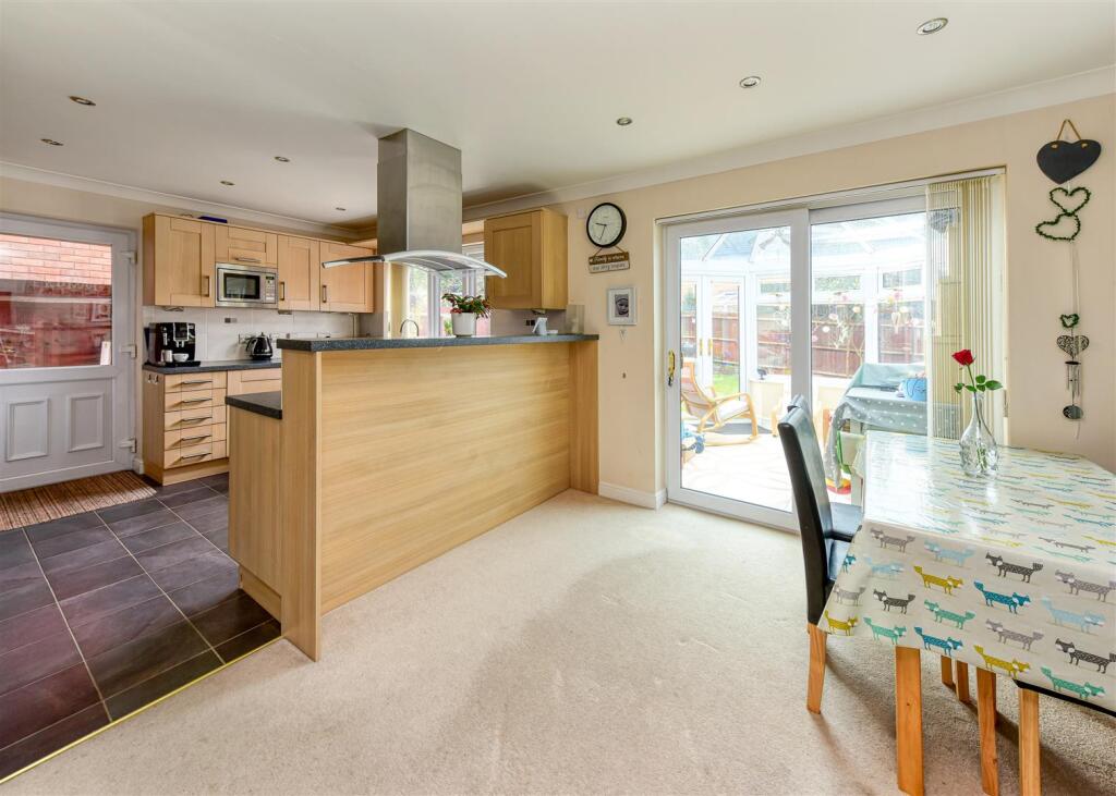 35 Penleigh Gardens-dining.jpg