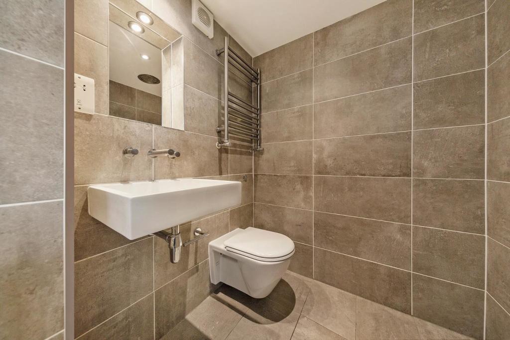 Bathroom (1).jpg