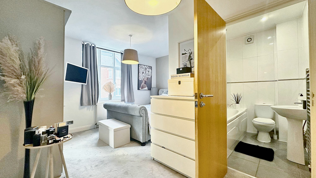 Master Bedroom &amp; En-suite