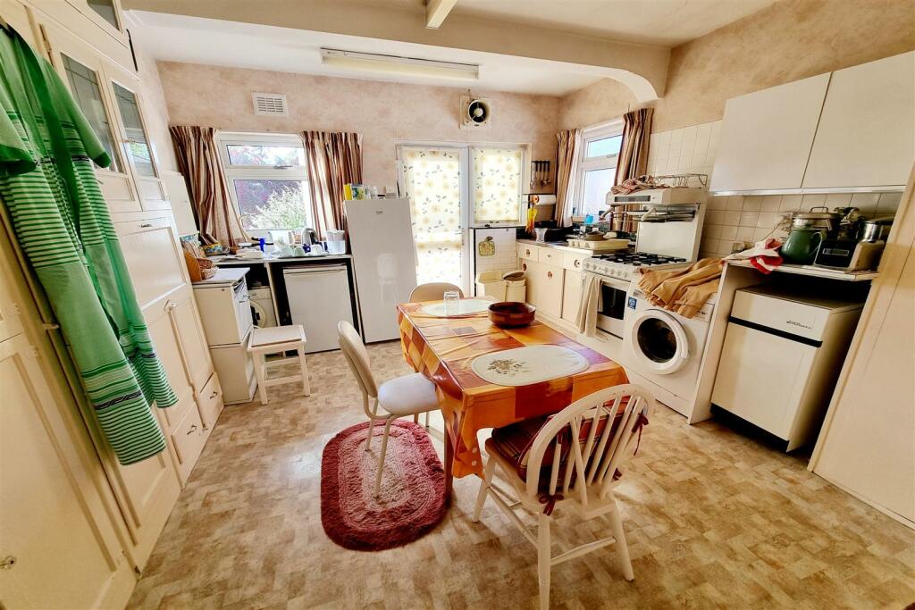 KITCHEN/DINER: