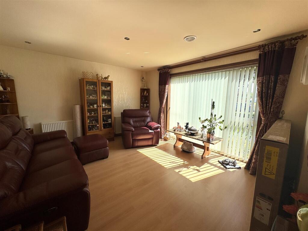 LOUNGE 1.JPG