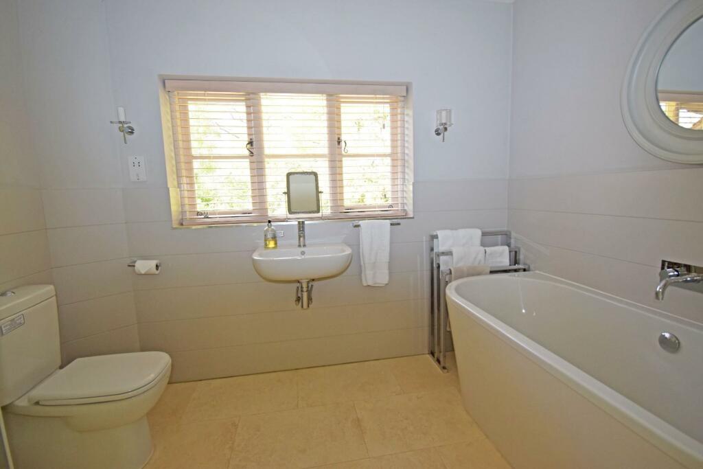 Ridgeway, bathroom c.jpg