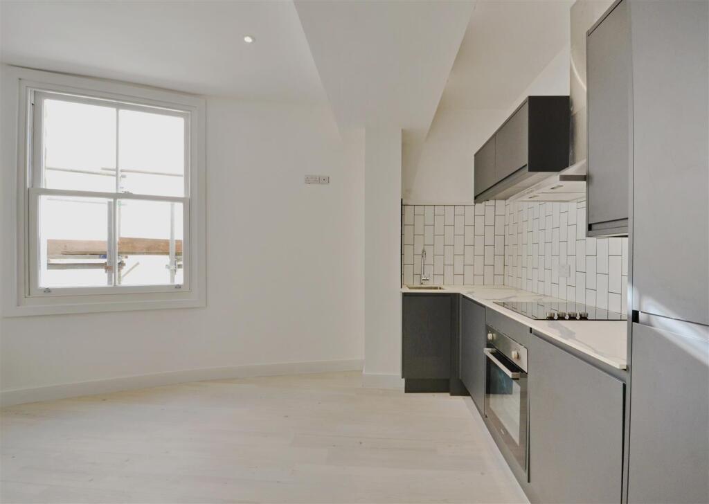 5 - Three Bedroom Flat for Auction, Westbury-on-Tr