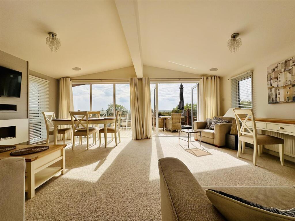 Lounge/Dining/Family Room