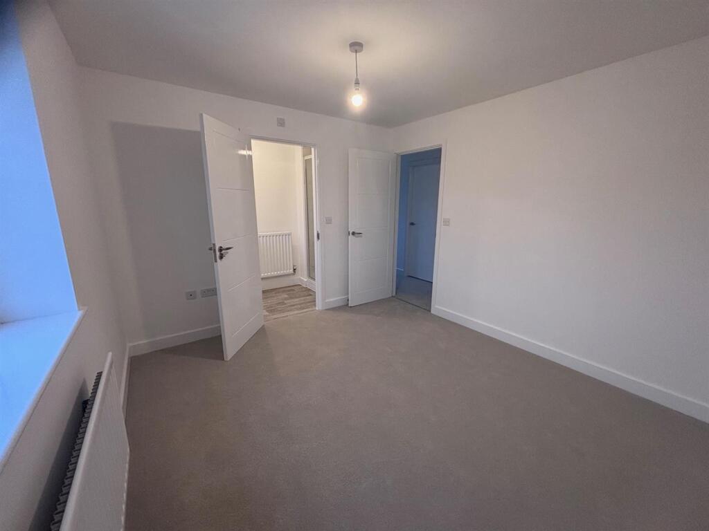 3 Stapleford Chase - Pic 06.jpg