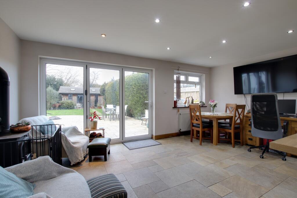 DINING/FAMILY AREA