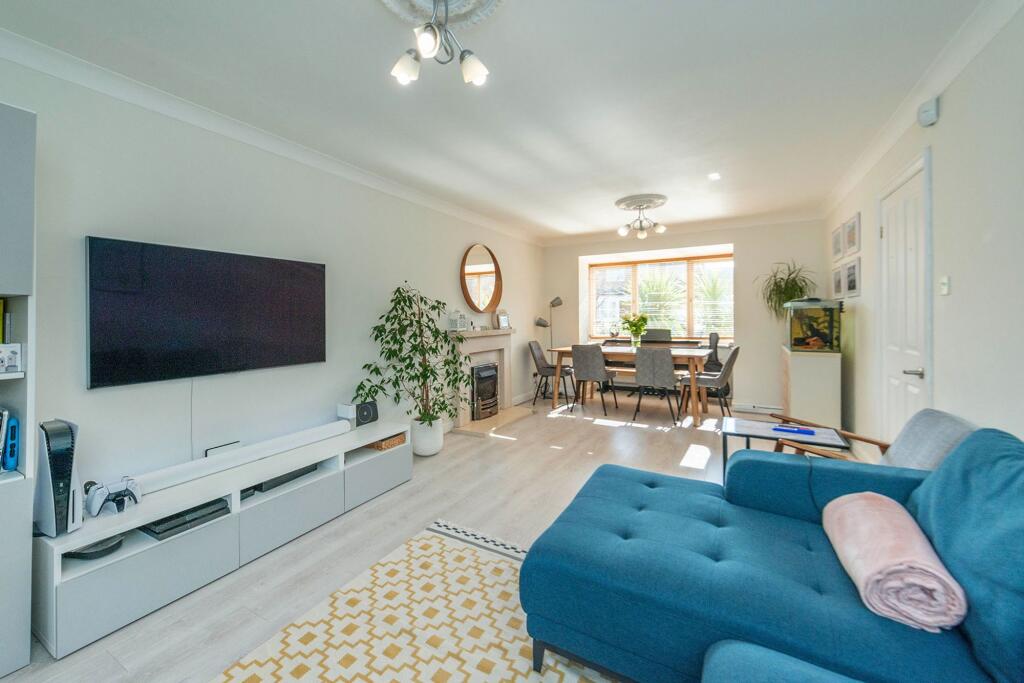 KITCHEN DINER AND LOUNGE