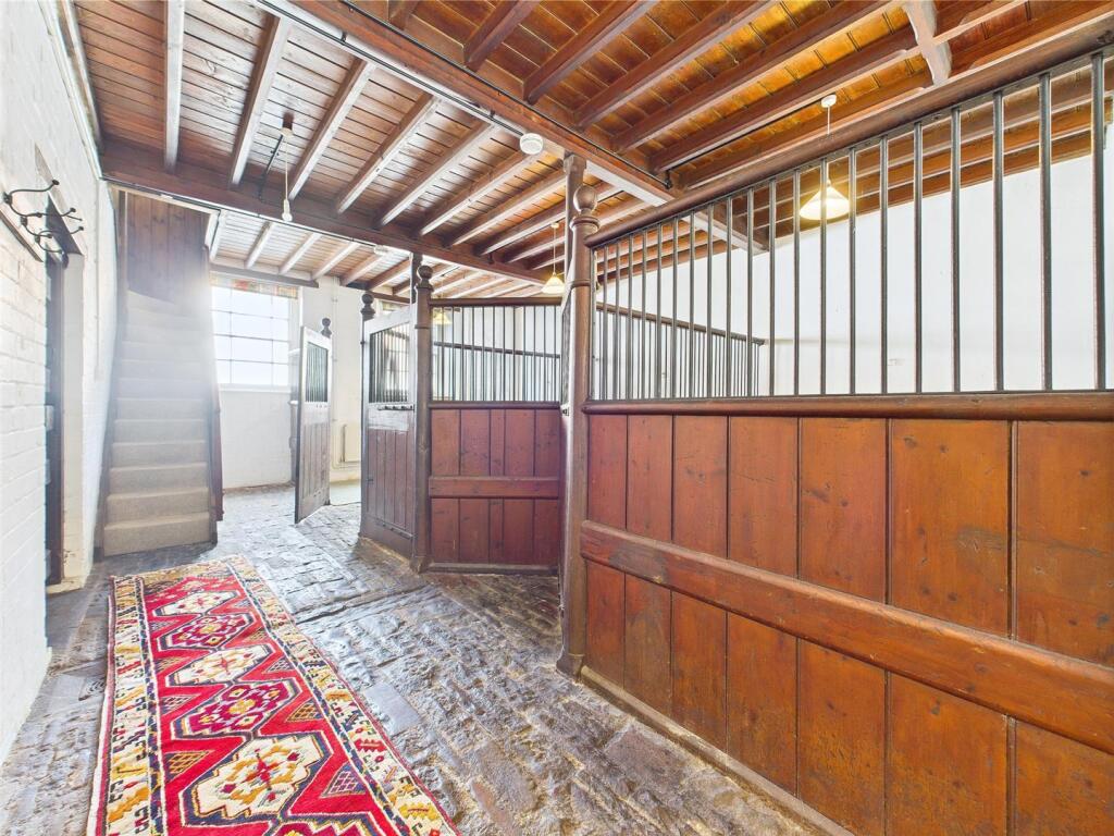 27 - LARGE HOUSE WITH ATTACHED 3- BED ANNEX THORNB