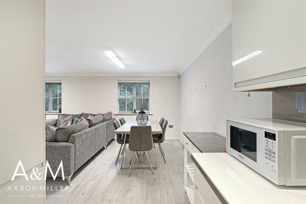 OPEN PLAN KITCHEN/DINING AREA
