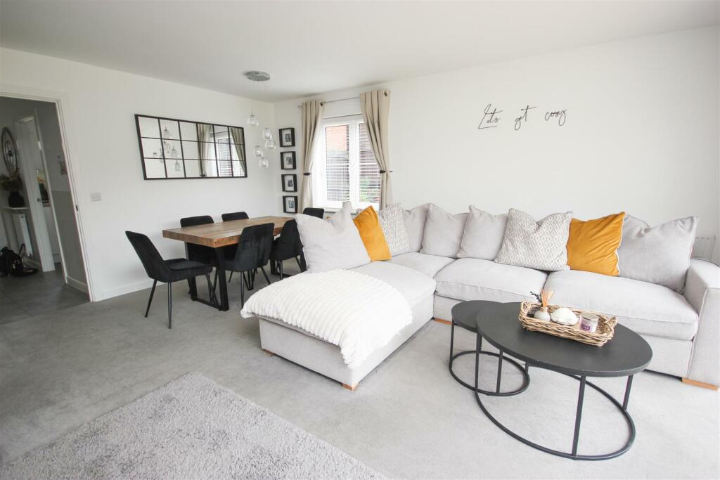 lounge 3.JPG