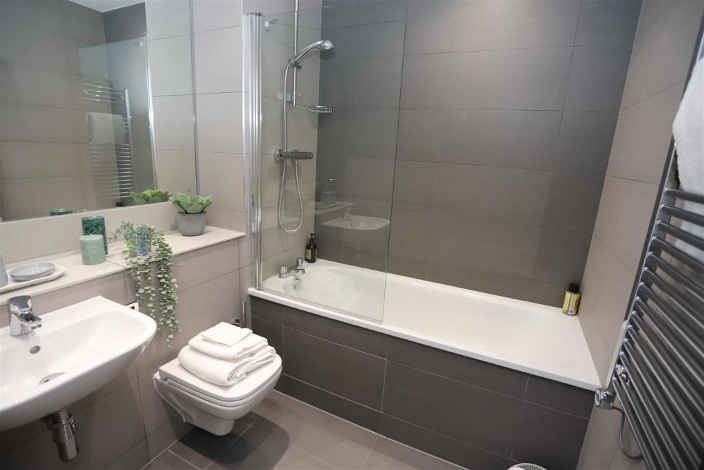 Right Hand Bath.JPG