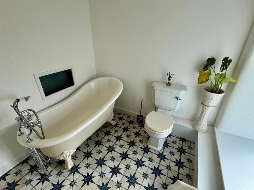 4 Higher Fraddon En Suite Bathroom