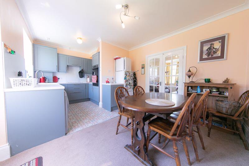 Kitchen &amp; dining room