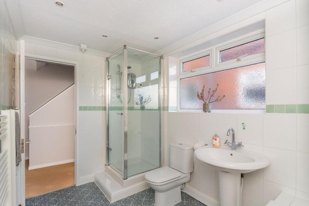 1B2H9RDD - Bathroom A.jpg