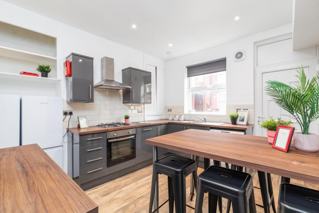 Bright, modern kitchen with integrated applianc...
