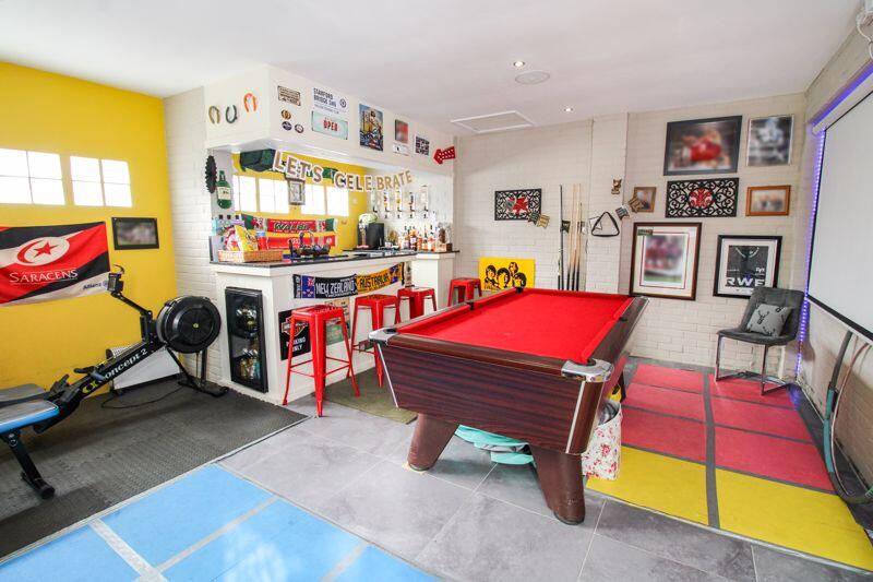 Double Garage / Garden Room