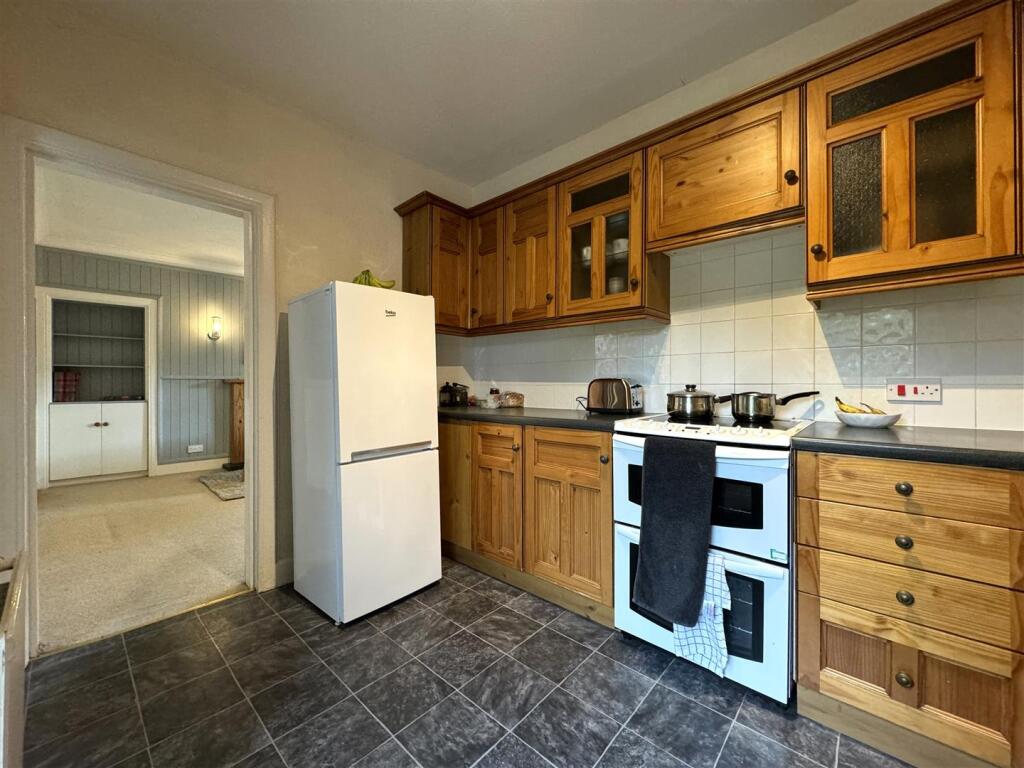 KITCHEN 2.JPG