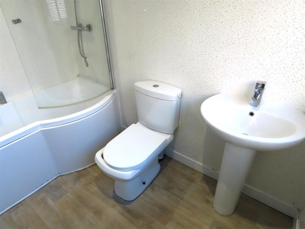 BATHROOM/TOILET