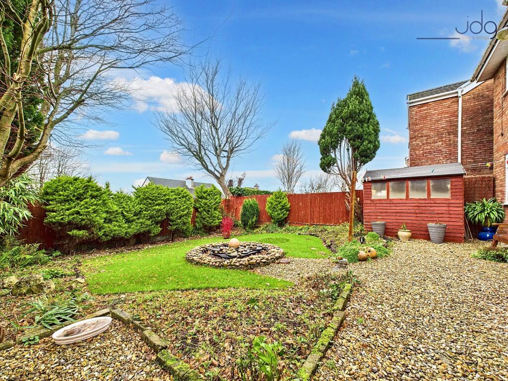 Spacious Garden with water feature and mature plants
