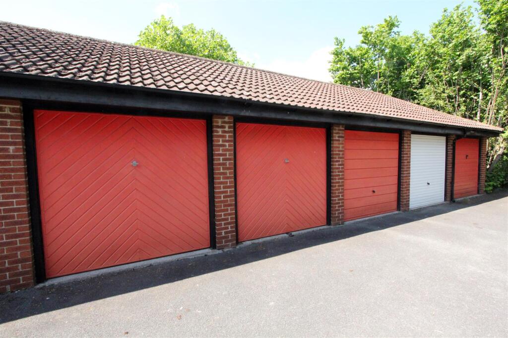 IMG_5466 garage close.jpg
