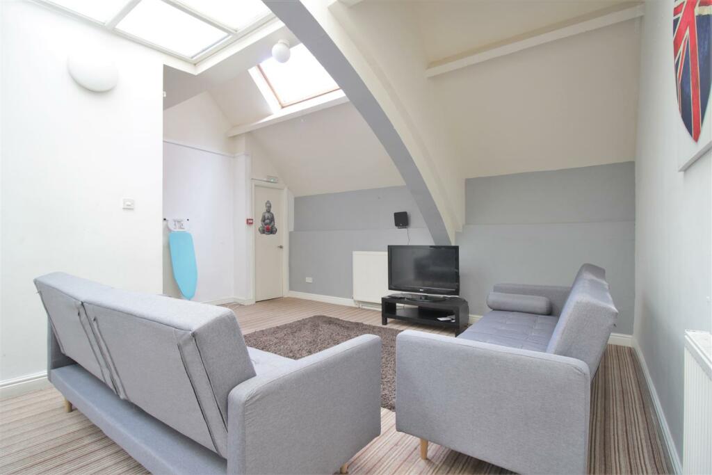 Student-lets-living room 2.JPG