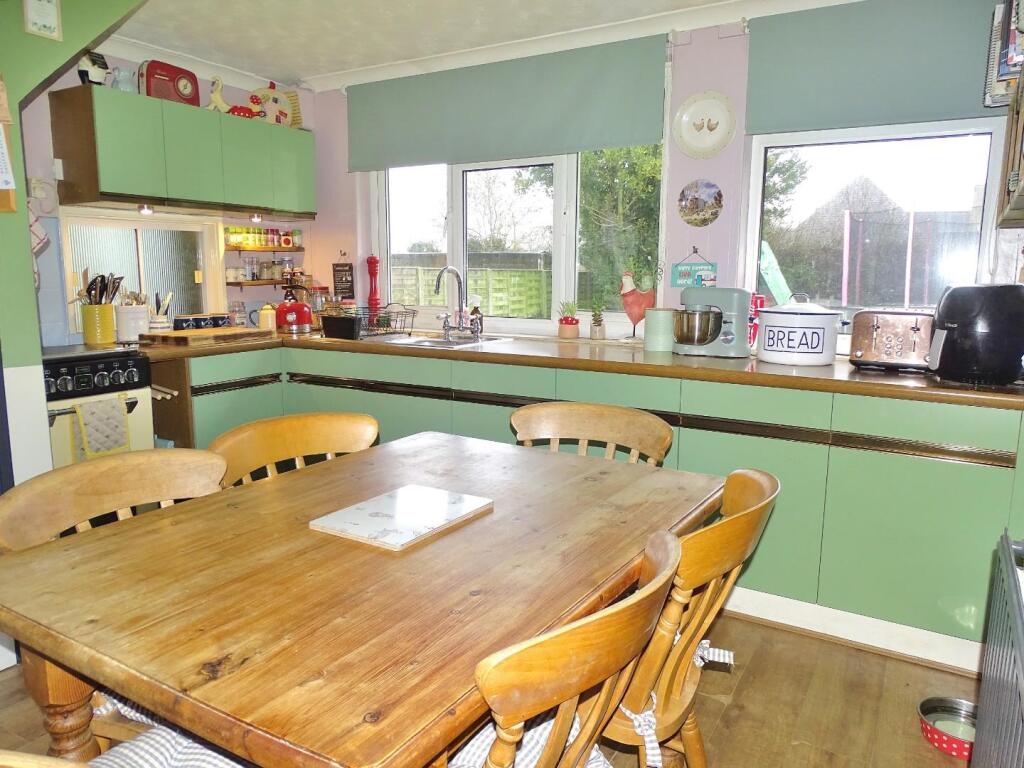 KITCHEN/BREAKFAST ROOM