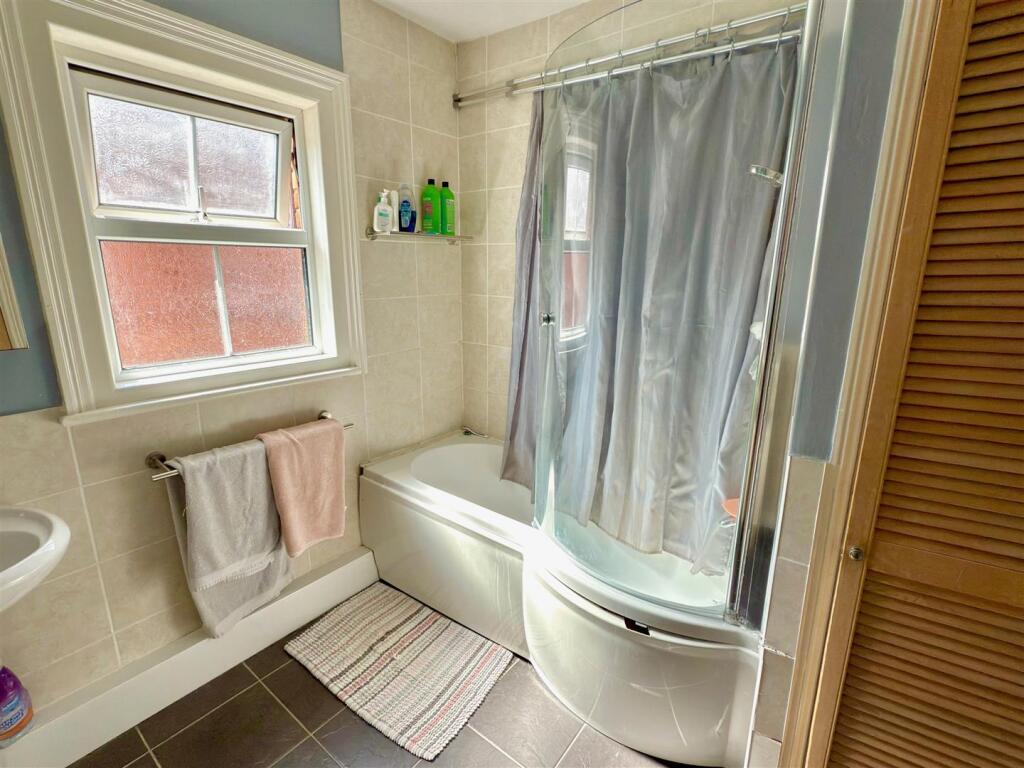 MAIN BATHROOM.jpg