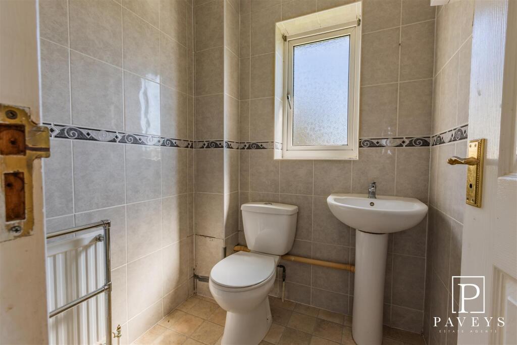 EN-SUITE SHOWER ROOM