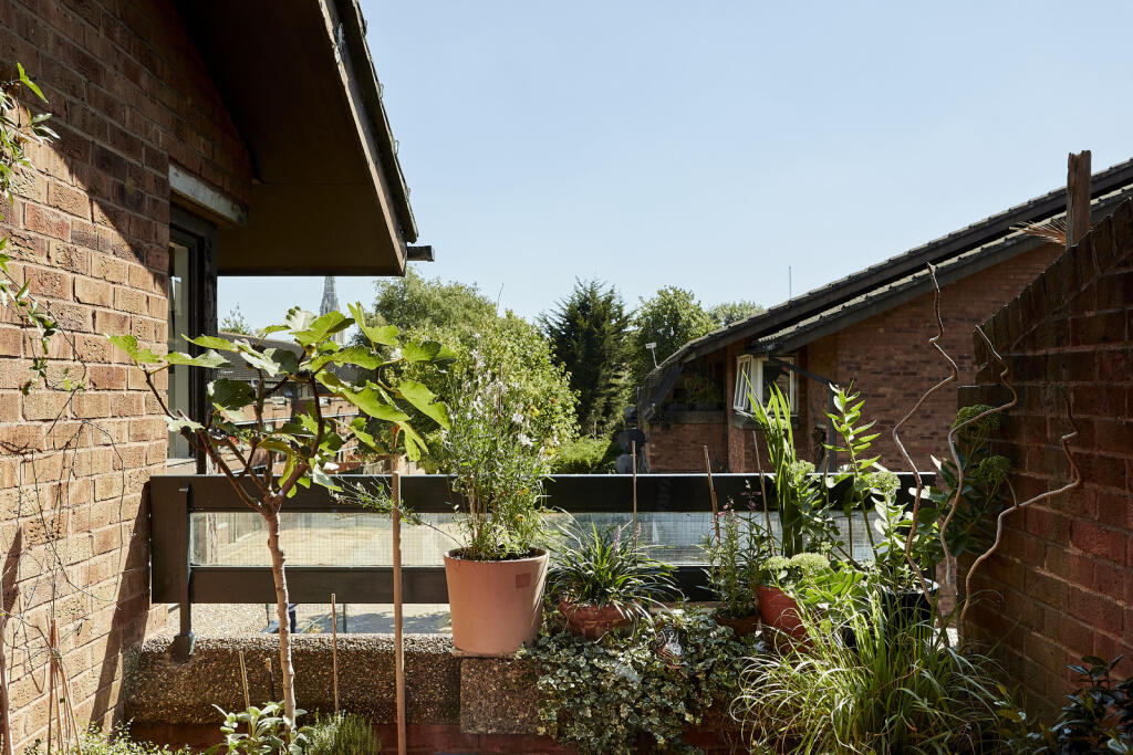 117571 - 220811 TMH 36 Don Phelan Close, London...