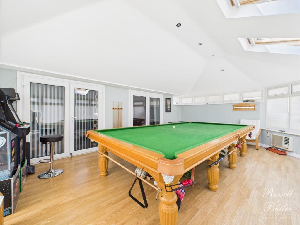 CAM02127G0-PR0300-STILL033