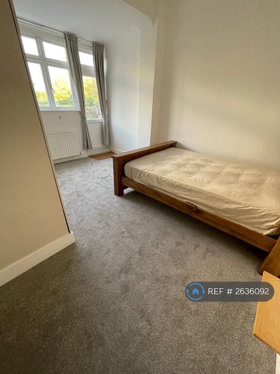 Large Bedroom, King Size Wooden Bed