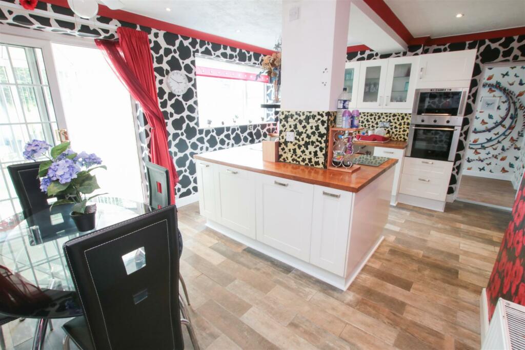 OPEN PLAN LIVING/ DINING/ KITCHEN